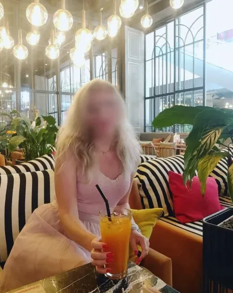Julie, 38