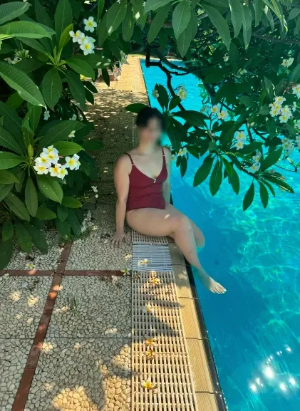 Nadia, 33