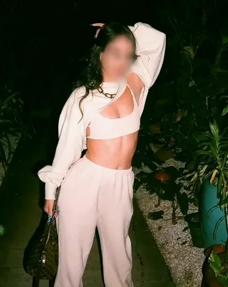 Nina, 19
